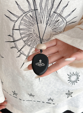 黑色土星木质吊牌项链女简约高级感小众设计毛衣链抽拉可调节配饰
