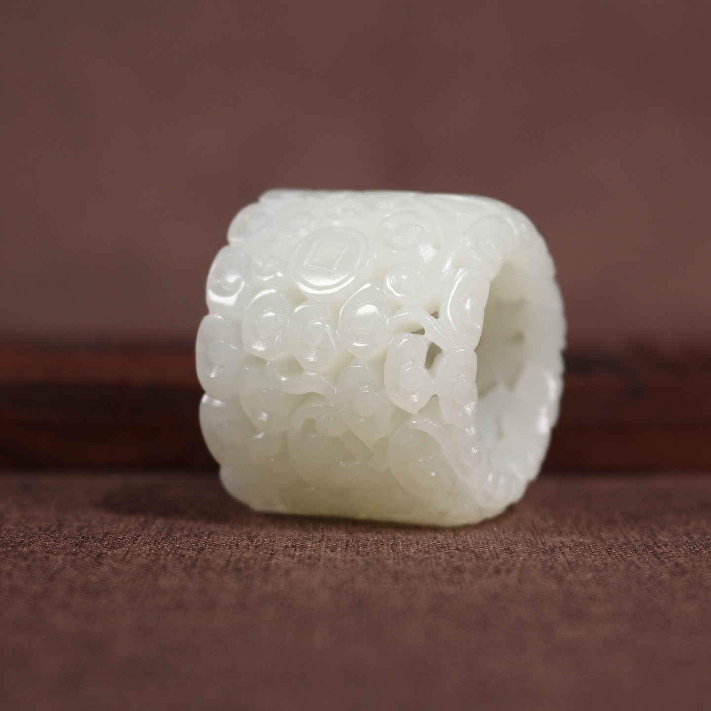 Hotan white jade auspicious clouds and blessings are in front of your eyes