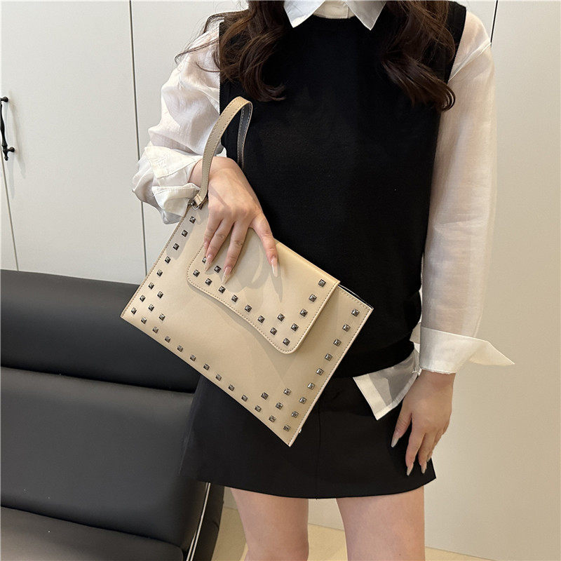 芊舒祺2026新款日韩风铆钉手拿包女黑色小众设计感大容量时尚手包,淘宝优惠券,粉丝福利购,淘宝优惠卷