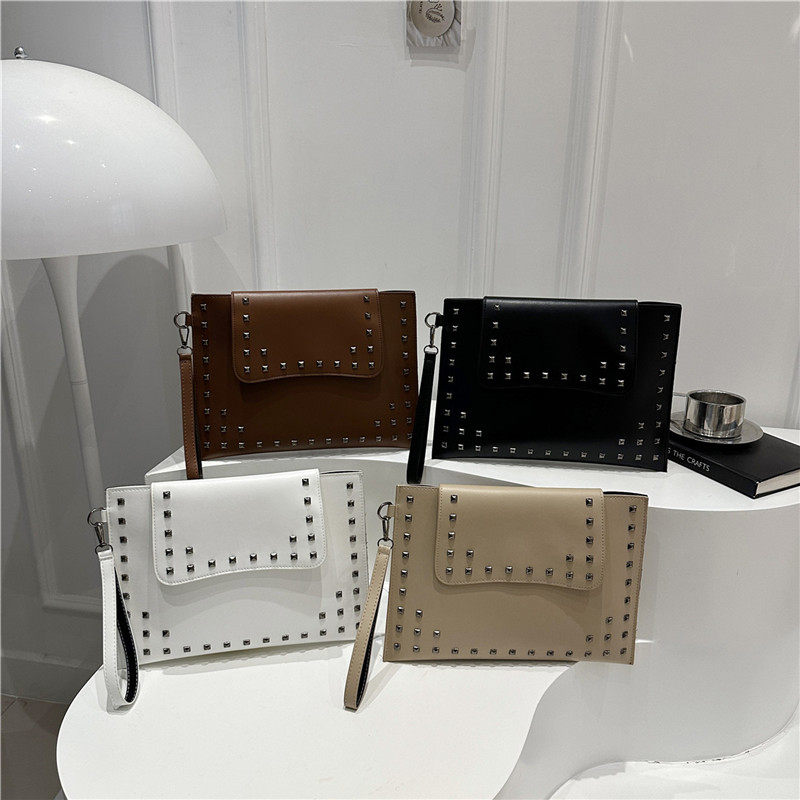芊舒祺2026新款日韩风铆钉手拿包女黑色小众设计感大容量时尚手包,淘宝优惠券,粉丝福利购,淘宝优惠卷