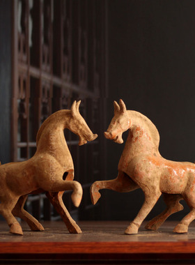 汉代红釉陶马摆件绿釉抬腿马陶瓷中式家居装饰仿古收藏品马踏飞燕