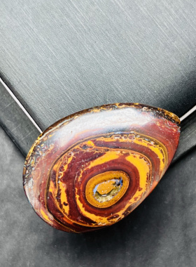 正反双同心圆， 纯天然澳洲铁欧泊挂坠，尺寸：41×28×12mm