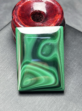 非常有特色的一款无事牌孔雀石挂坠，42×30×7.7mm重量35.8克