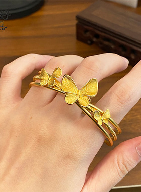 2026新款三只蝴蝶手镯气质轻奢沙金小众高级感古风精致开口女手环