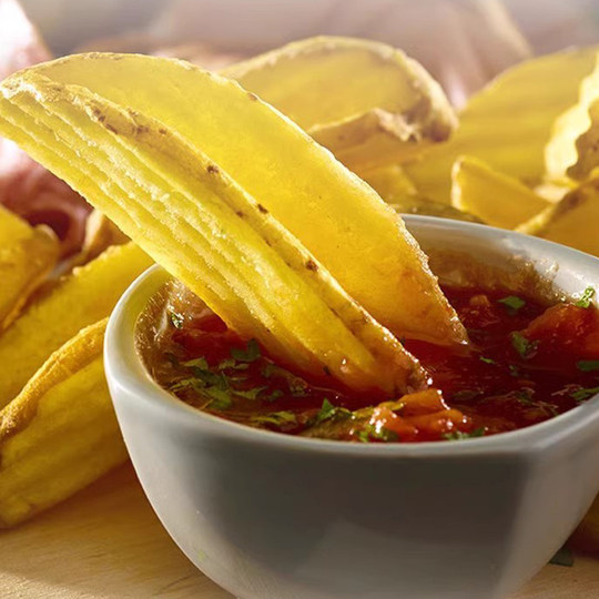 Knusprige Kartoffelschnitten, Pommes frites, Kartoffelspalten, handelsüblich tiefgefroren