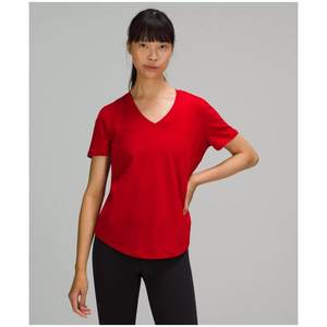 lululemon/露露乐檬女T恤短袖基础款V领红色经典正品8351148