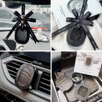 Diptyque Tiptyke On-board Fragrant Lavender Pendant Solid Car Perfume Expander complements the balsamic scented scents