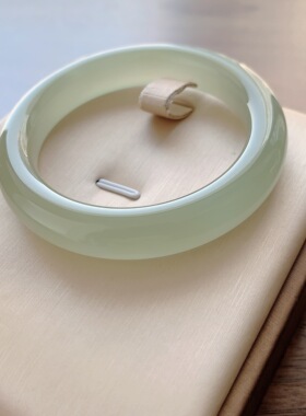 52.3圈口晴水色平安镯和田玉梧桐