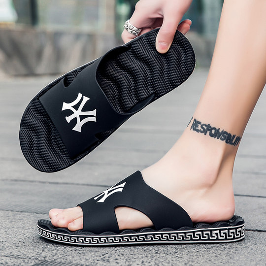 Men wear fashionable brand outdoors in summer, anti-slip and wear-resistant sandals for home use soft sole massage sports beach sandals