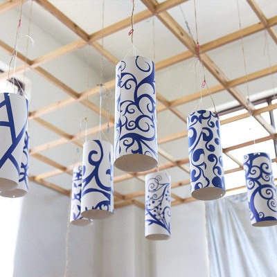 幼儿园装饰教室走廊过道环境布置创意青花瓷卡通纸筒空中吊饰挂饰