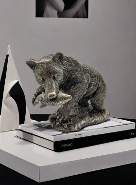 创意仿真黑熊棕熊捕鱼吃鱼叼鱼摆件家居酒柜装饰品桌面摆件工艺品