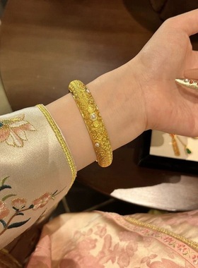 高级感沙金宫廷风卡扣皇后手镯设计感仿真金黄金色雕花复古款镯子