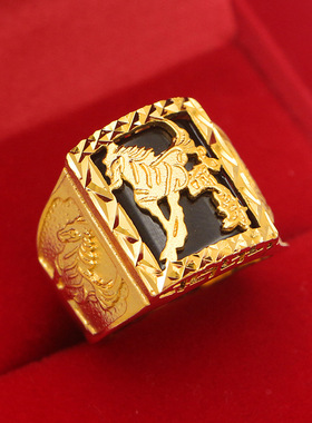 高品质沙金男士镶绿宝石龙戒指宽版霸气马到成功金戒指