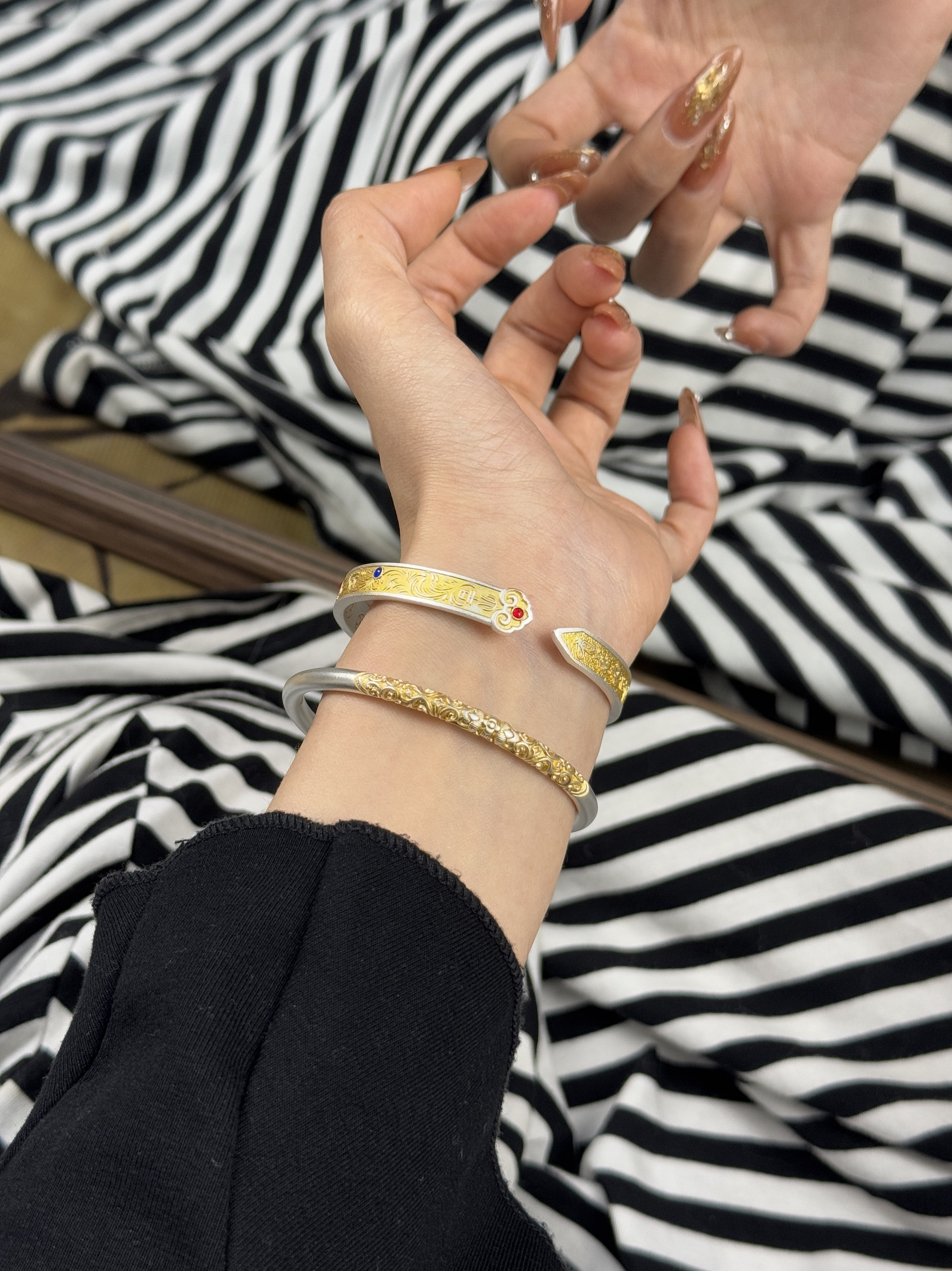 兮语「金箍」足银999.9描金卷草纹手镯闭口银镯子新中式高级感,淘宝优惠券,粉丝福利购,淘宝优惠卷