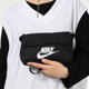ກະເປົາຜູ້ຍິງ Nike ໃຫມ່ສີດໍາຂະຫນາດນ້ອຍກະເປົ໋າບາດເຈັບແລະຖົງບ່າຄົນອັບເດດ: ກິລາ crossbody bag CW9300-010