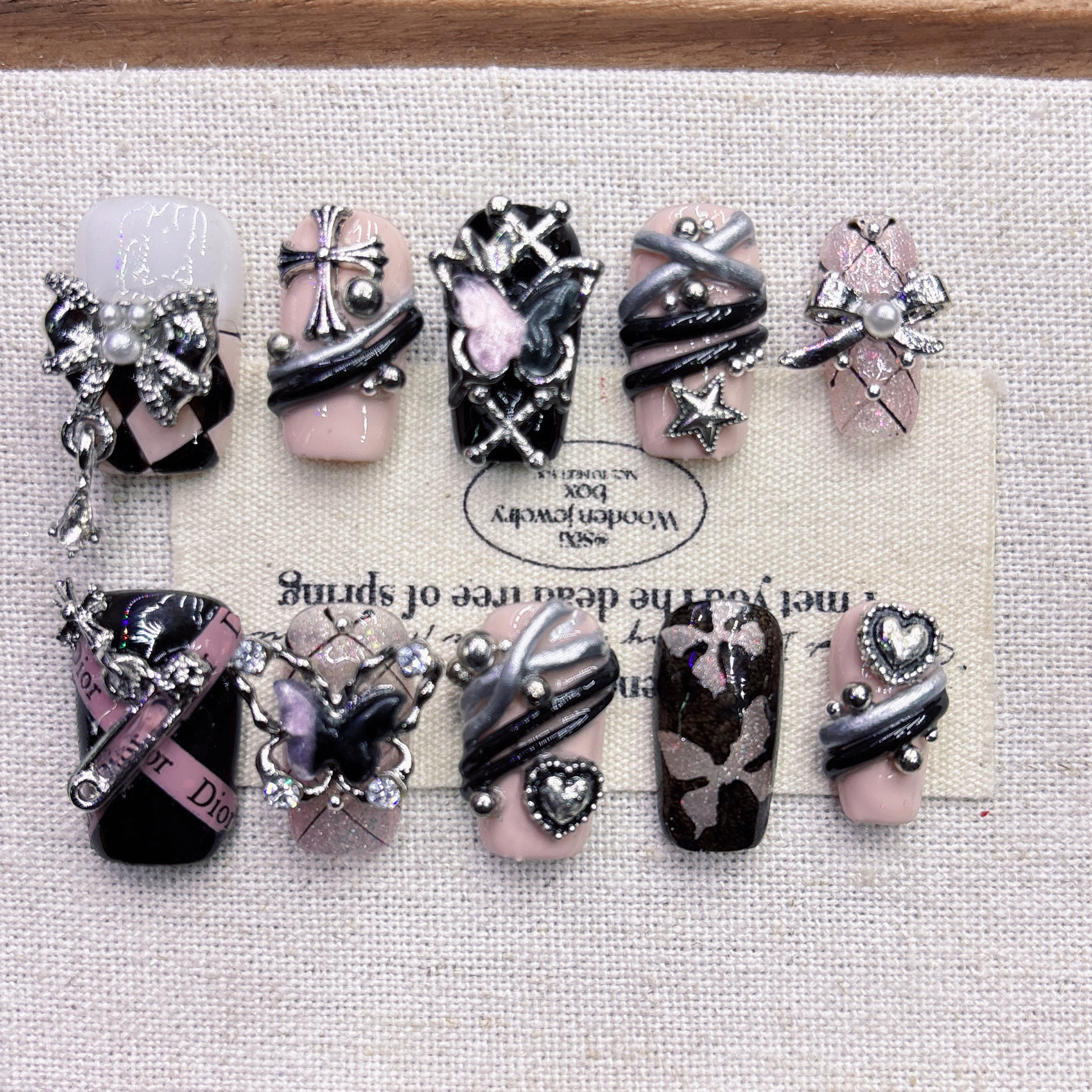 黑粉色纯手工穿戴甲暗黑二次元蝴蝶玫瑰高级感短款美甲新中方杏仁,淘宝优惠券,粉丝福利购,淘宝优惠卷