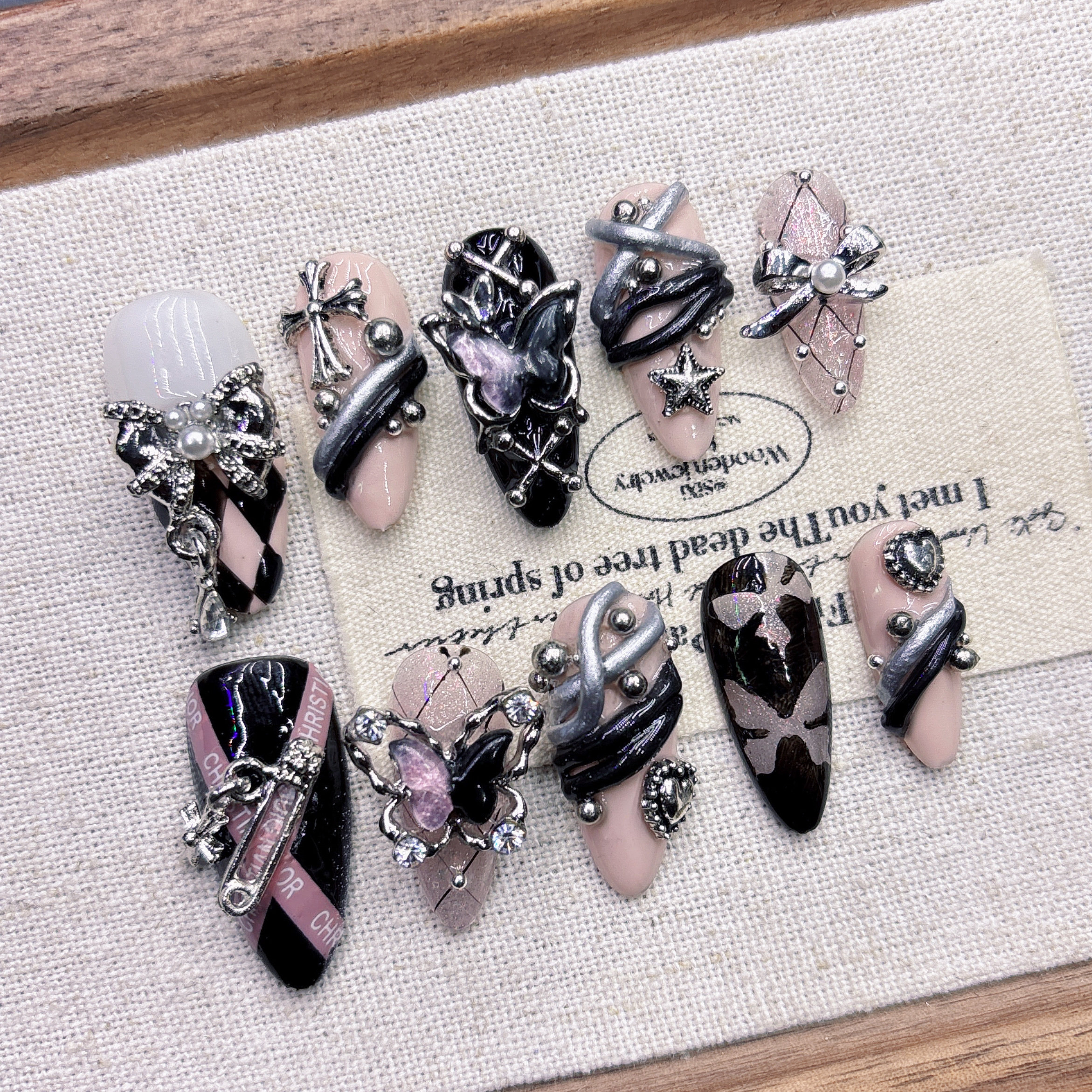 黑粉色纯手工穿戴甲暗黑二次元蝴蝶玫瑰高级感短款美甲新中方杏仁,淘宝优惠券,粉丝福利购,淘宝优惠卷