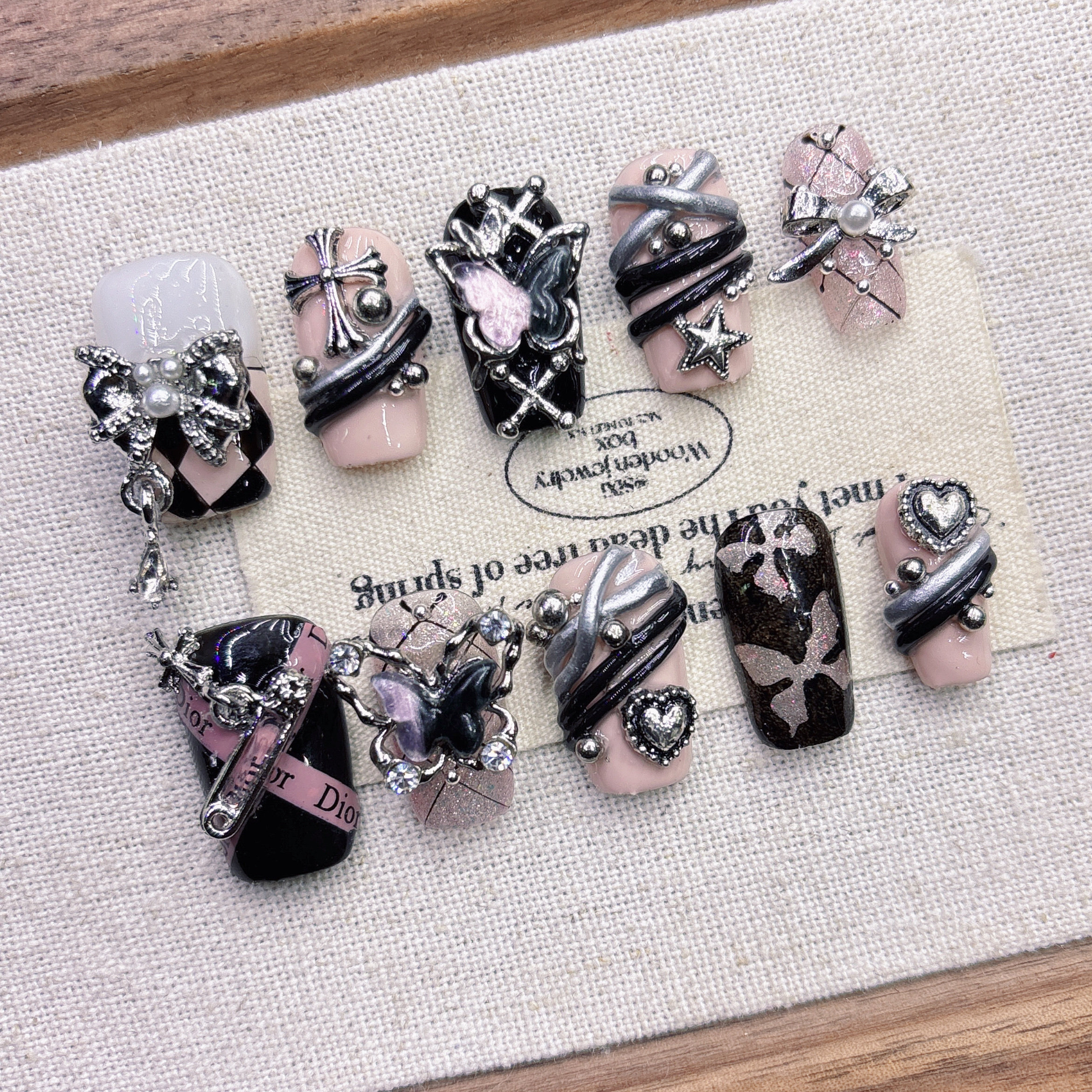 黑粉色纯手工穿戴甲暗黑二次元蝴蝶玫瑰高级感短款美甲新中方杏仁,淘宝优惠券,粉丝福利购,淘宝优惠卷