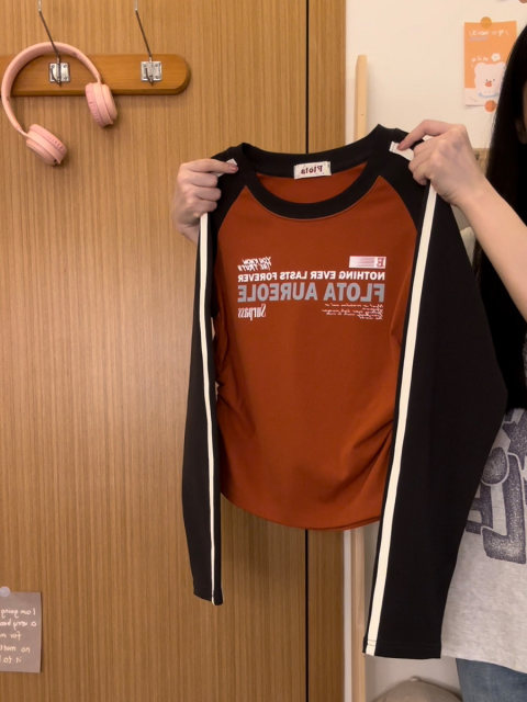 ເສື້ອຍືດແຂນຍາວ raglan ຕົວອັກສອນ Retro ສໍາລັບແມ່ຍິງ