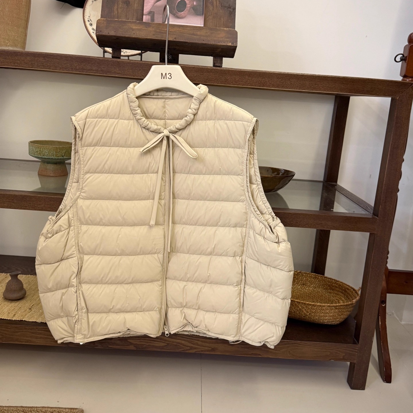 2025秋冬新款韩版排骨纹轻薄款羽绒马甲女圆领系带泡芙感减龄背心 - 图2