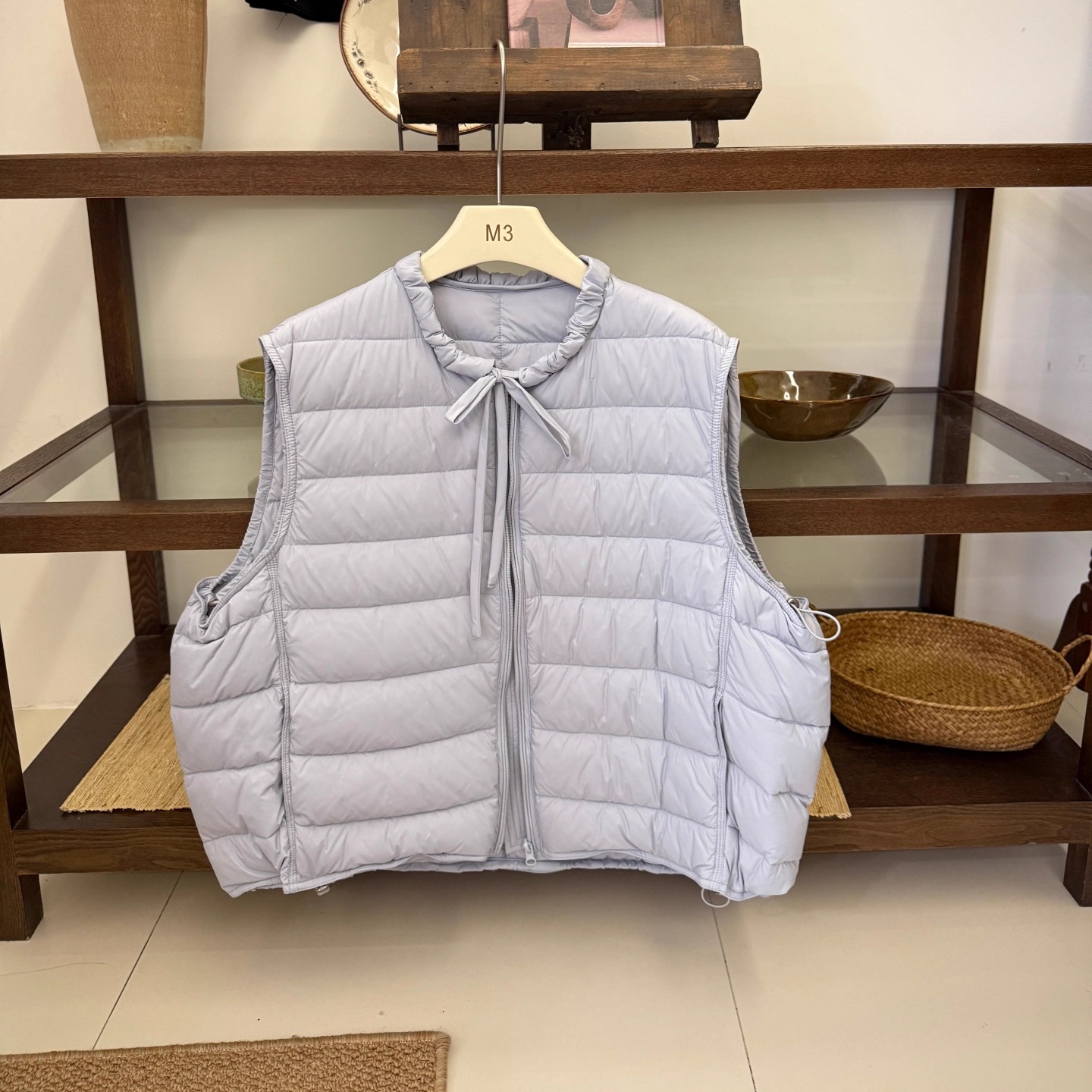 2025秋冬新款韩版排骨纹轻薄款羽绒马甲女圆领系带泡芙感减龄背心 - 图0