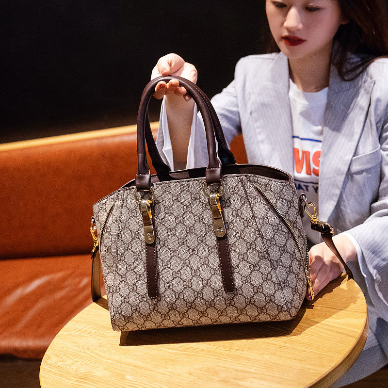 新款潮中年送妈妈斜挎大气手提女包 郝礼物箱包女士包袋