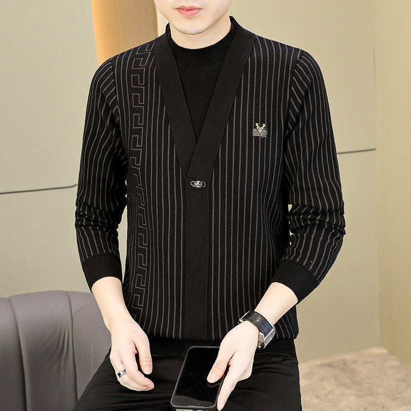 高档假两件竖条纹毛衣男冬季潮流修身V领针织羊毛衫男款显瘦上衣