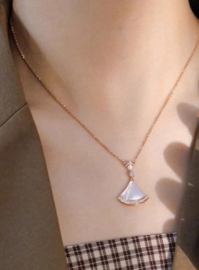 明星同款轻奢小裙子项链女18K玫瑰金彩金白贝母莫桑钻扇子锁骨链