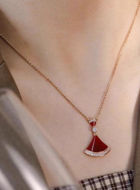 明星同款轻奢小裙子项链女18K玫瑰金彩金白贝母莫桑钻扇子锁骨链