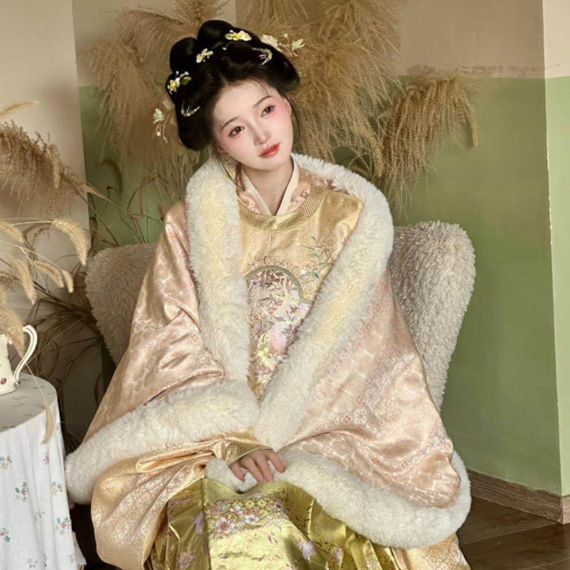 无贰集【榴光月落】明制圆领袍保暖仿宋锦披肩马面裙千金风圆领袄,淘宝优惠券,粉丝福利购,淘宝优惠卷