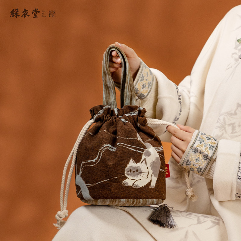 彩衣堂国风可爱手提单肩斜挎束口袋水桶包美拉德学生文创新年礼物,淘宝优惠券,粉丝福利购,淘宝优惠卷