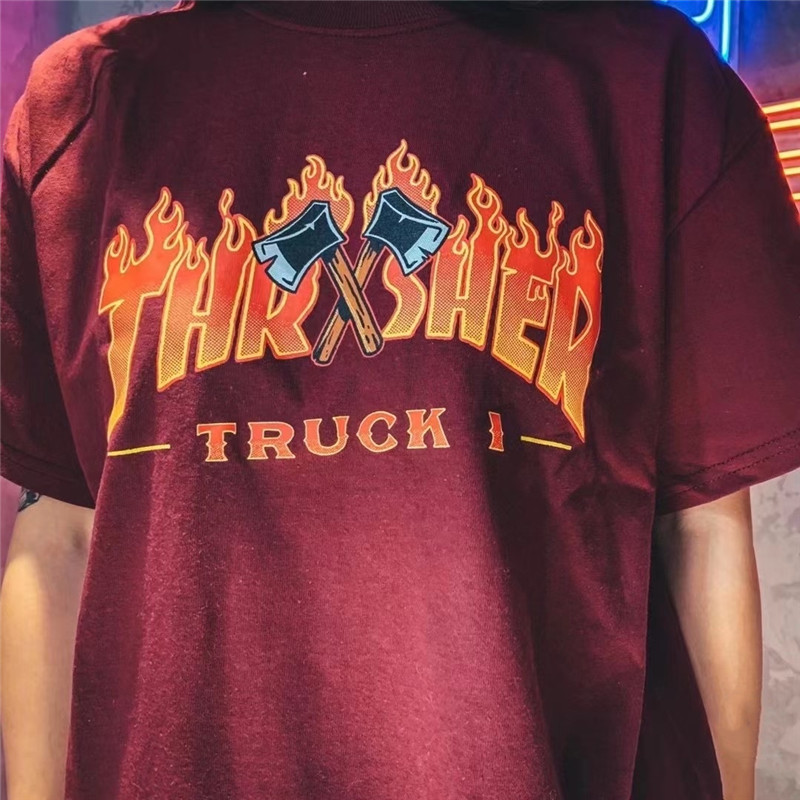 【限定】Thrasher Truck 美版 双斧头插画火焰酒红色短袖T恤 - 图0