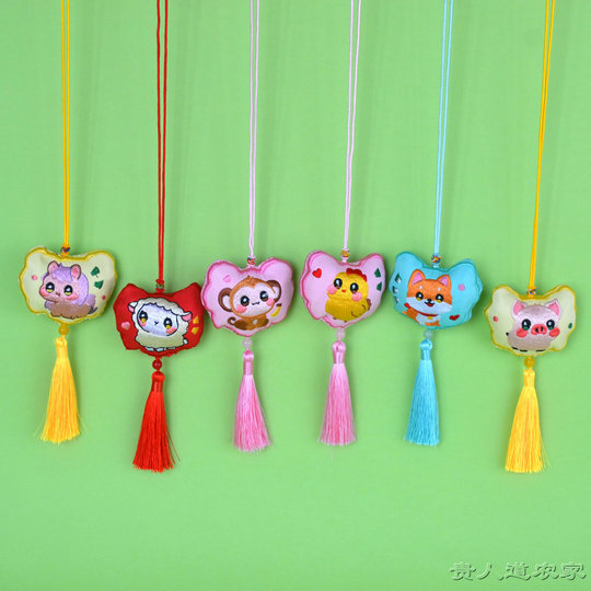 十二生肖香包卡通刺绣虎兔牛猪鼠狗端午节长命锁香囊儿童挂脖荷包