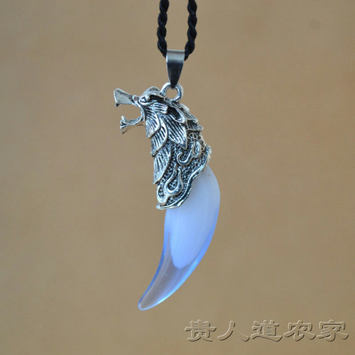 个性树脂仿狗牙吊坠项链时尚月牙合金项坠情侣挂饰吊饰流行饰品 - 图2