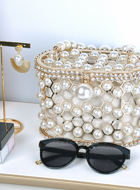 轻奢风样板房丝巾化妆台衣帽间