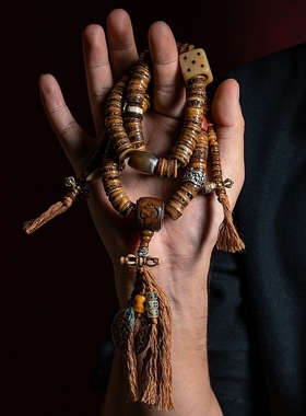 一串设计感十足的嘎嘎珠串