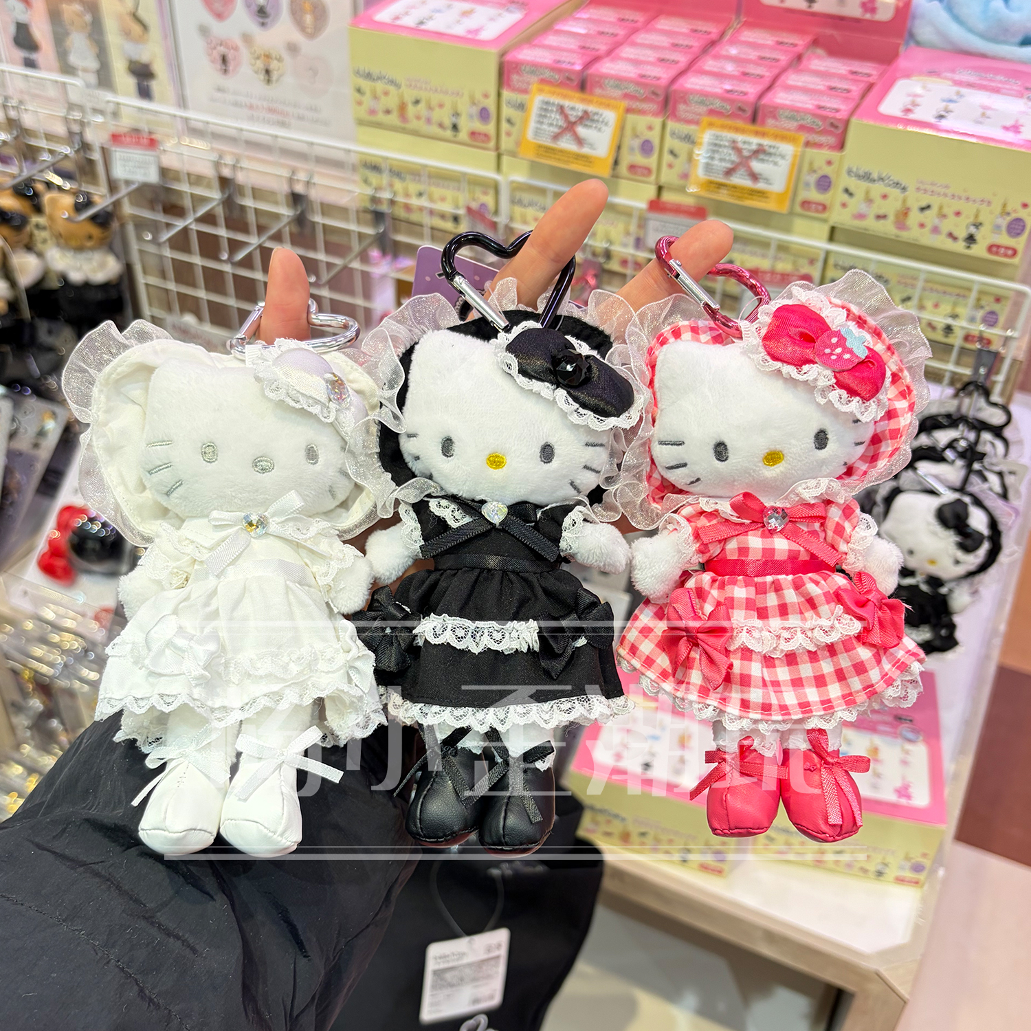 12月新品日本三丽鸥冬日长腿hellokitty白色婚纱洛丽塔黑皮包挂件 - 图1