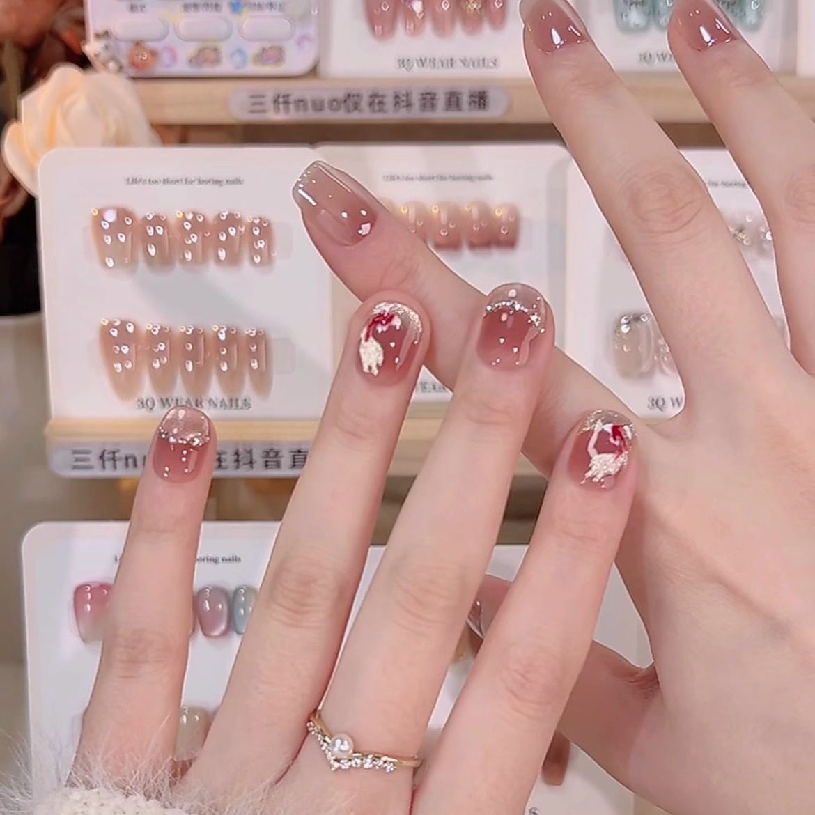 鲤跃龙门 纯手工法式猫眼穿戴甲新年粉金鲤鱼显白气质战甲减龄款,淘宝优惠券,粉丝福利购,淘宝优惠卷