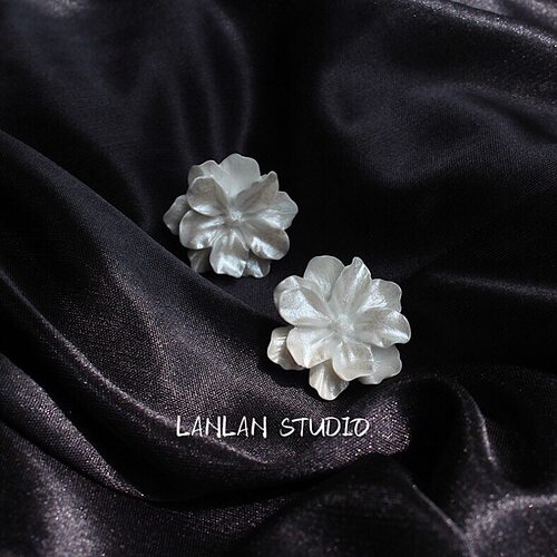 【LANLAN】法式复古优雅奶油白色花朵耳钉气质温婉耳饰无耳洞耳夹 - 图1