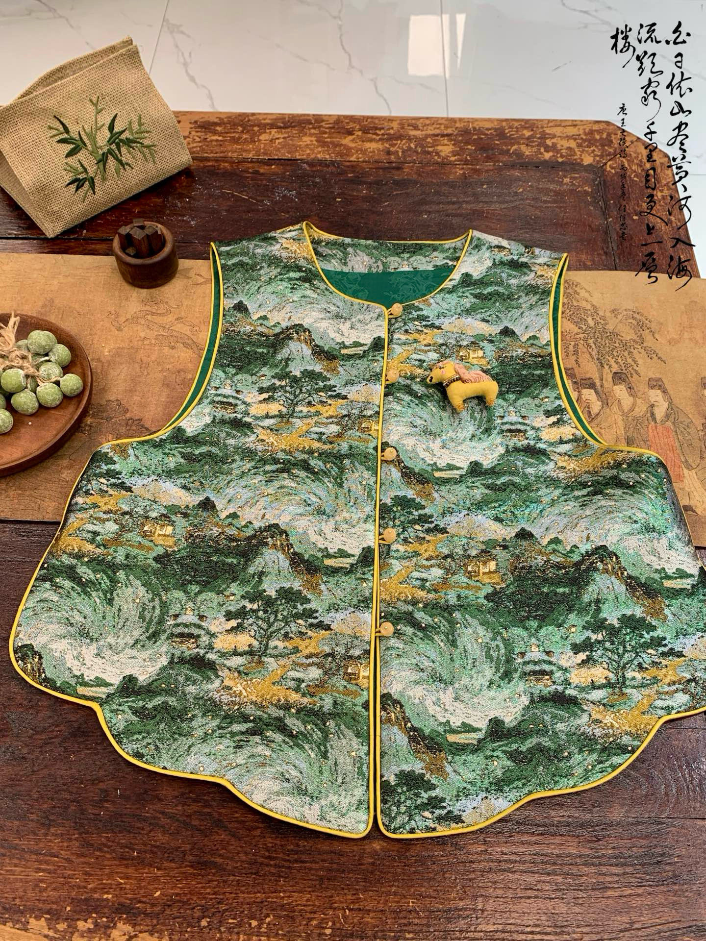 2026春季新款蓝色刺绣缎面新中式马甲女气质百搭坎肩盘扣国风上衣,淘宝优惠券,粉丝福利购,淘宝优惠卷