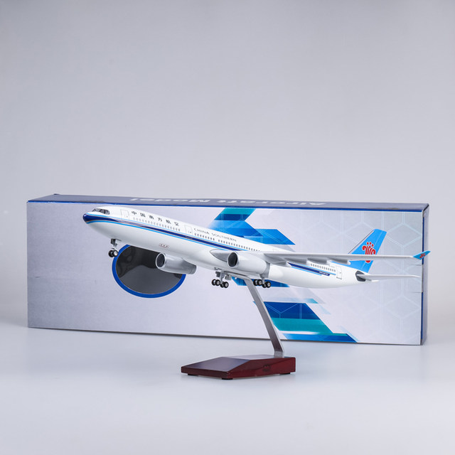 China Southern Airlines aircraft model 737787 passenger plane with wheels