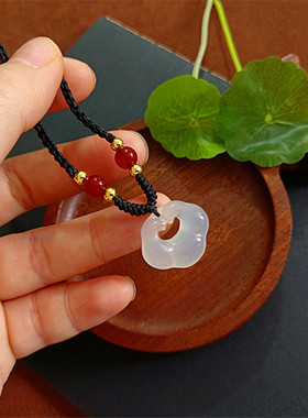 高冰白玉髓云朵锁祥云锁吊坠玛瑙项链抖音得物爆款男女情侣玉佩