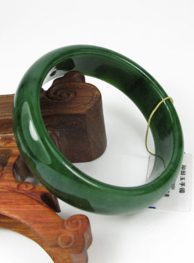 和田玉手镯碧玉扁圆形菠菜绿