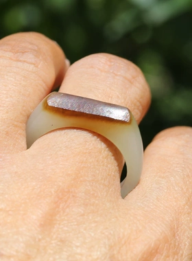 新疆和田玉籽料枣红皮白玉戒指