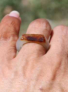 新疆和田玉籽料枣红皮白玉戒指