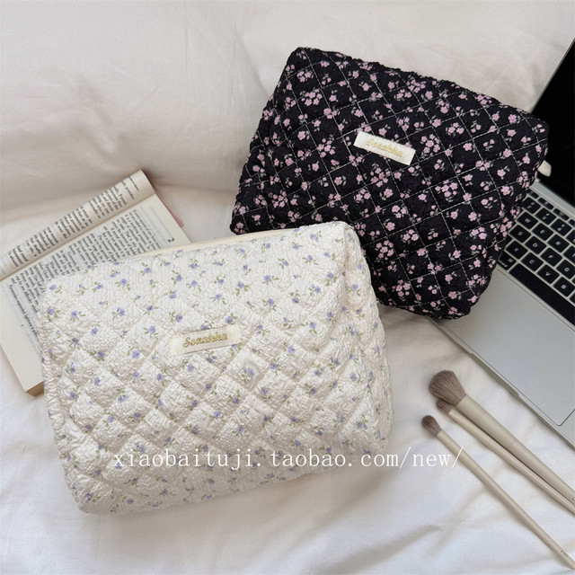 Large capacity travel toiletries and cosmetic storage bag