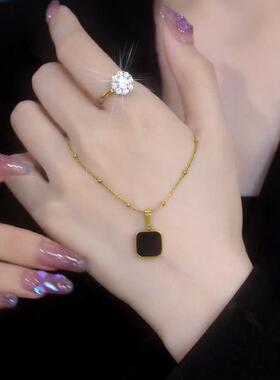 黑色几何方块项链女轻奢小众设计感锁骨链网红百搭钛钢不掉色颈链