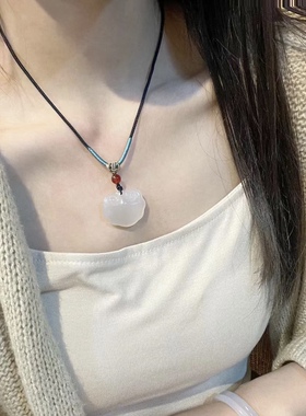 天然白玛瑙如意锁吊坠项链女款锁骨链玉髓玉石项坠挂件送女友礼物