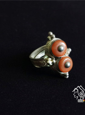 凉山彝族纯手工镶嵌白色宝石戒指