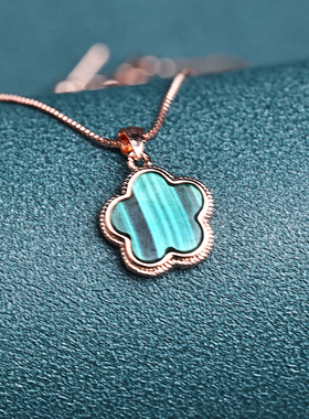 天然孔雀石五瓣幸运草吊坠